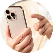 スマートフォンを操作している画像