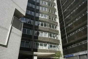 サードリハイツ本館の外観