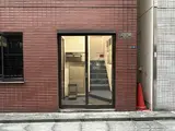 折ビル エントランス