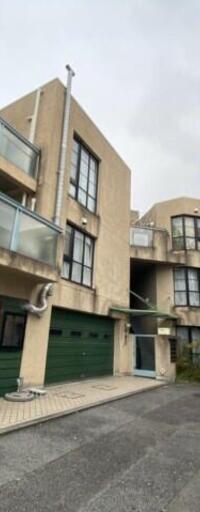 ONE RHINO APARTMENT HOUSE