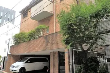 脇ビルの外観